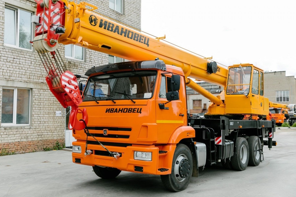 Автокран Ивановец 30 тонн в аренду в Мурманске недорого, круглосуточно -  лучшая цена